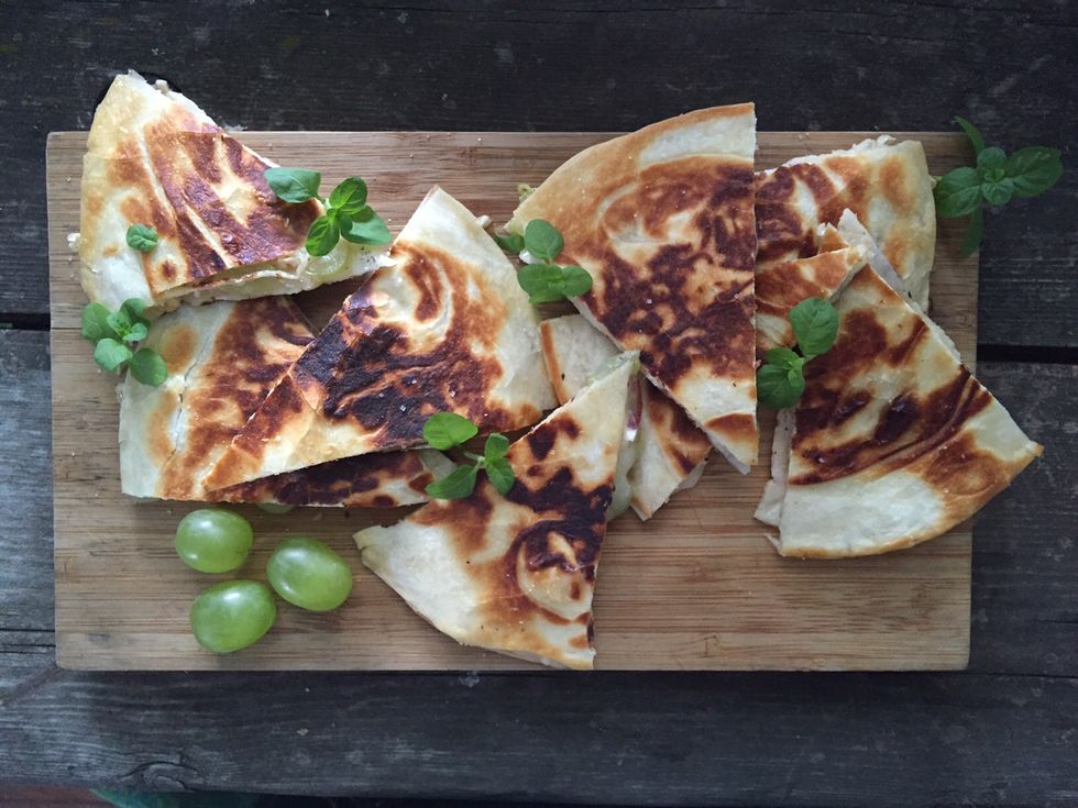 Recipe Hub! Make These Way Easy Grape And Brie Quesadillas NOM NOM NOM