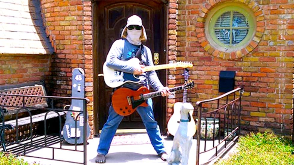 Derp Roundup: Tiger Selfies, Responsible Howitzer Owners, And Open Carry Guitars
