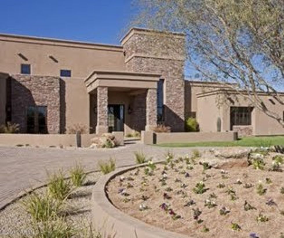 Did Sarah Palin Buy a Tacky AZ Foreclosure That Looks Like a Panera?