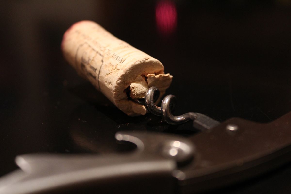 Il signor cavatappi arma preziosa per espugnare il vino