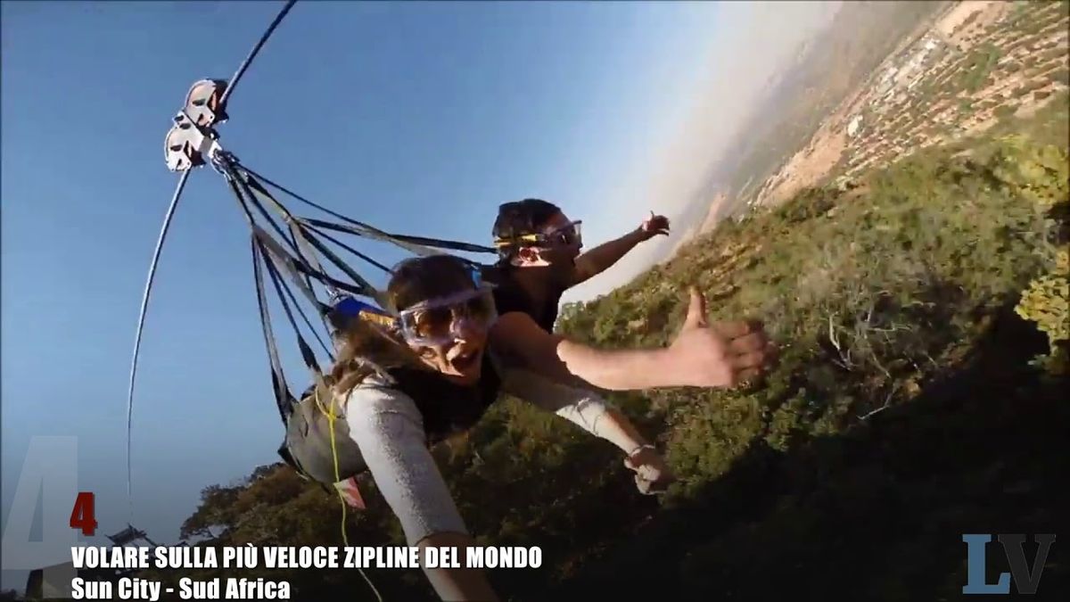 Nuotare con i coccodrilli e volare in piedi sull'ala di un biplano: 5 idee per viaggiatori avventurosi