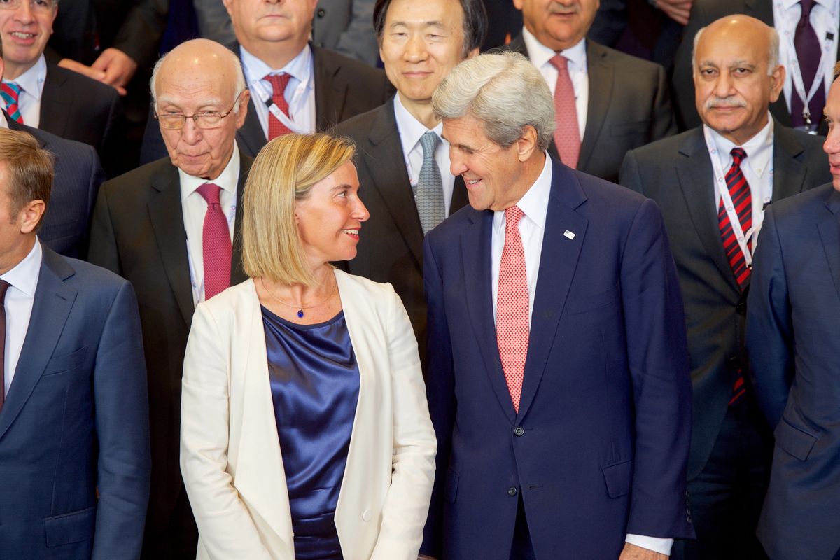 Una telefonata con la Mogherini per salvare il patto con l'Iran potrebbe costare a Kerry un'incriminazione