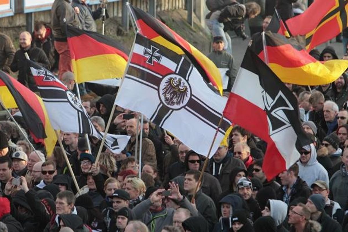 «Quella non è una bandiera nazista». L’Arma assolve il militare di Firenze