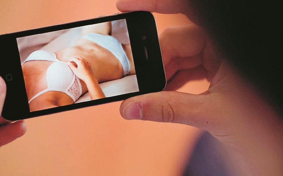 L’ultima trovata di Facebook: chiede le tue foto nudo per fermare i bulli del sesso
