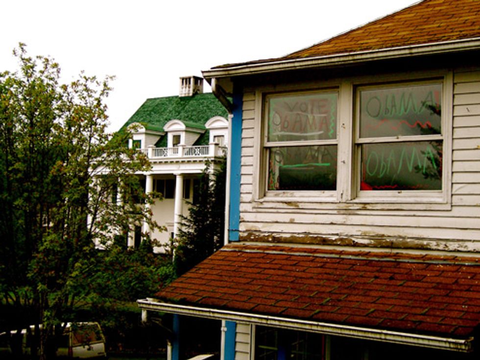 Palin's Mansion Surrounded By Obamatards