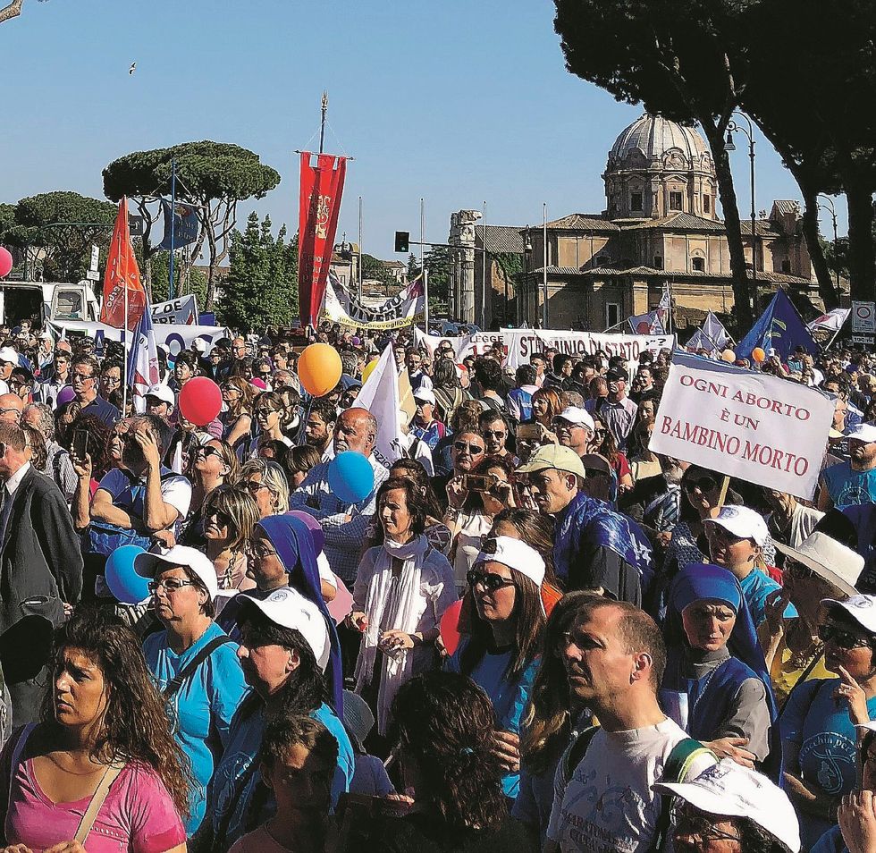 «Croci grottesche»: è iniziato il linciaggio del popolo pro life