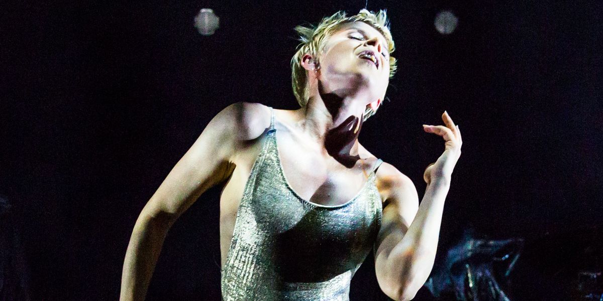 Robyn Debuts New Song During Surprise New York Appearance