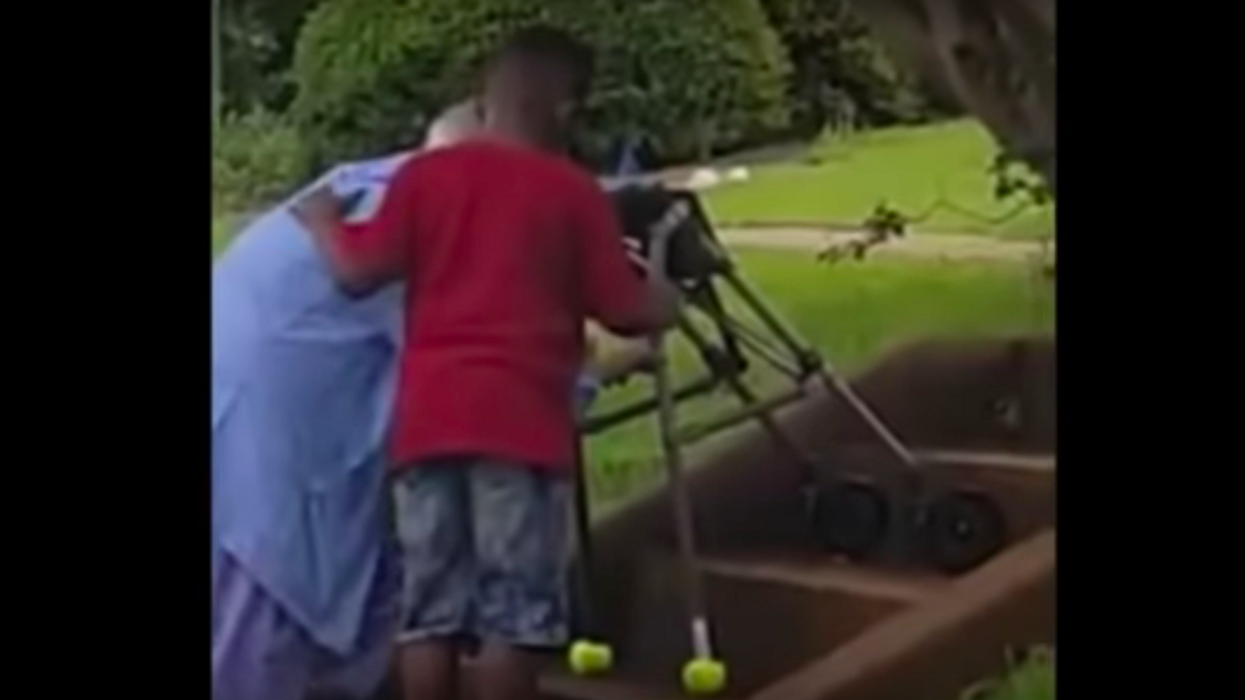 Georgia child stops traffic to help woman up the stairs