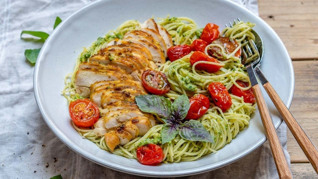 Easy Chicken Pesto Pasta With Tomatoes