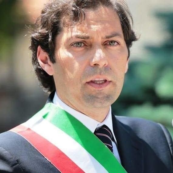 Sindaco si oppone al centro profughi e lo ricattano: «Ci sono tue foto osé»