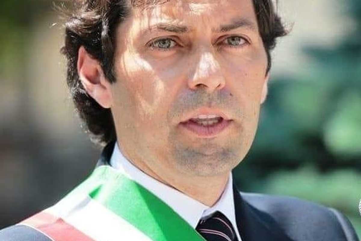Sindaco si oppone al centro profughi e lo ricattano: «Ci sono tue foto osé»