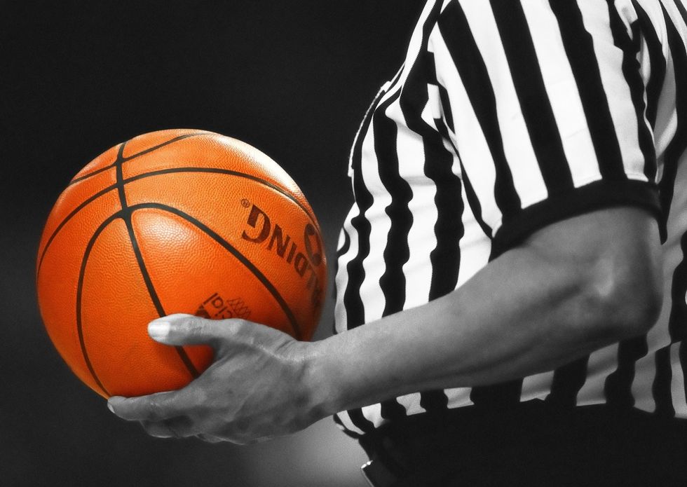 https://pixabay.com/en/basketball-referee-game-orange-885786/