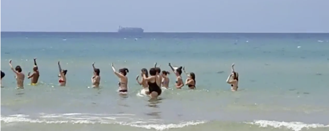 Migranti all’orizzonte: vietato fare il bagno