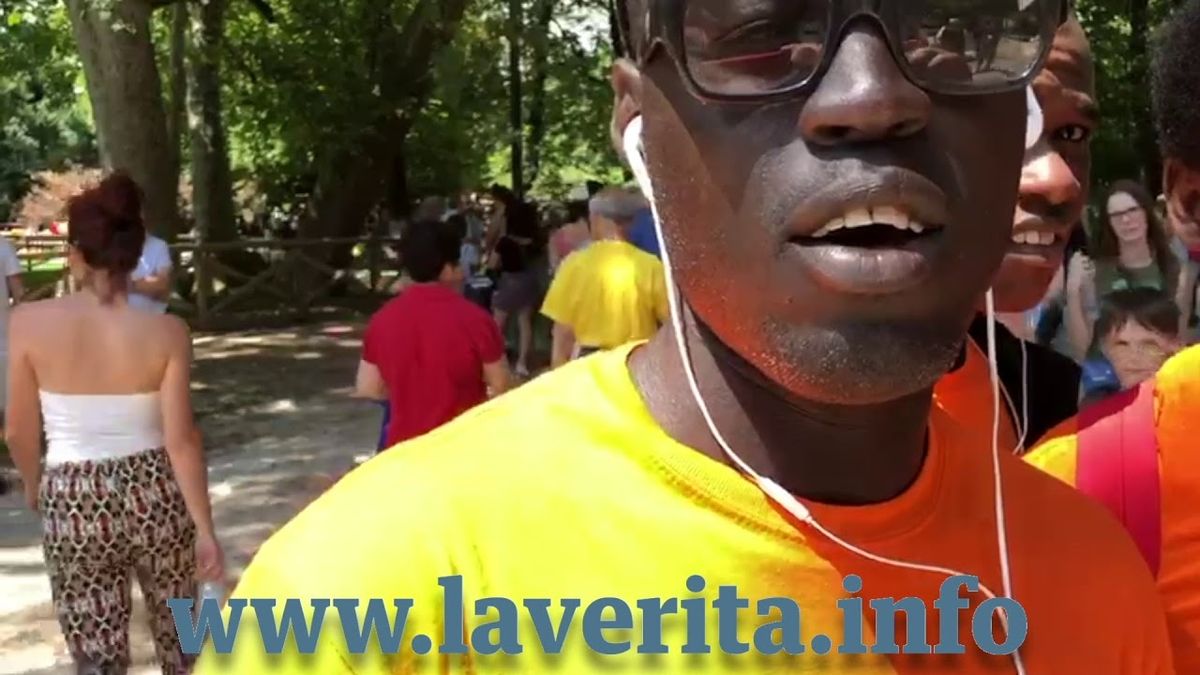 La tavolata è un fallimento. Ai migranti convocati interessa solo una cosa: «Qui mangiamo gratis»