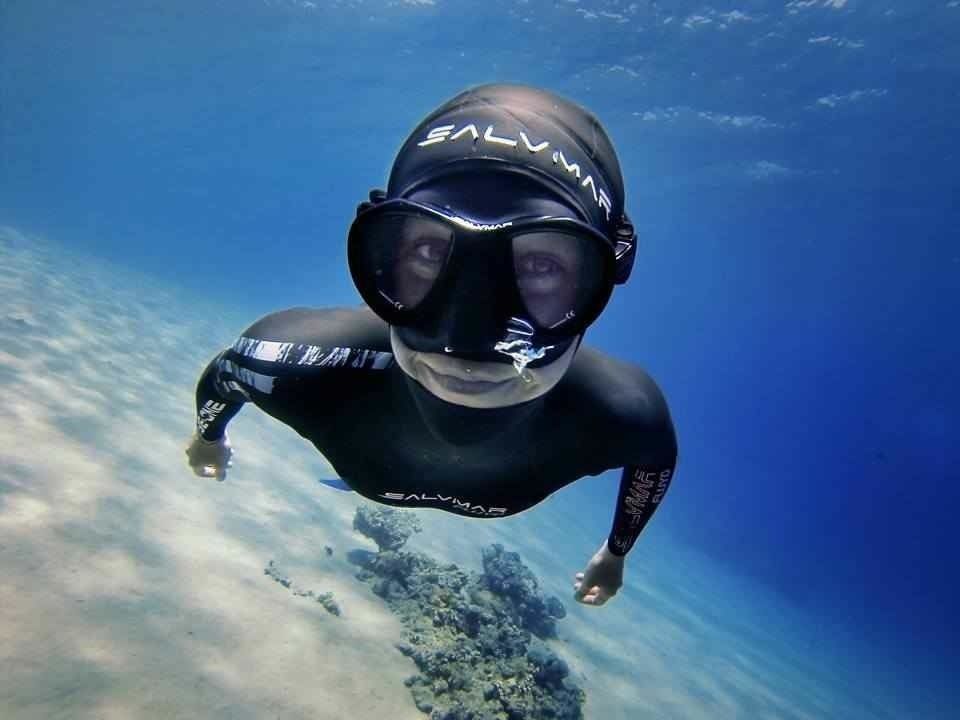 «Sola nell’oceano a meno 105 metri però gli squali mi fanno compagnia»