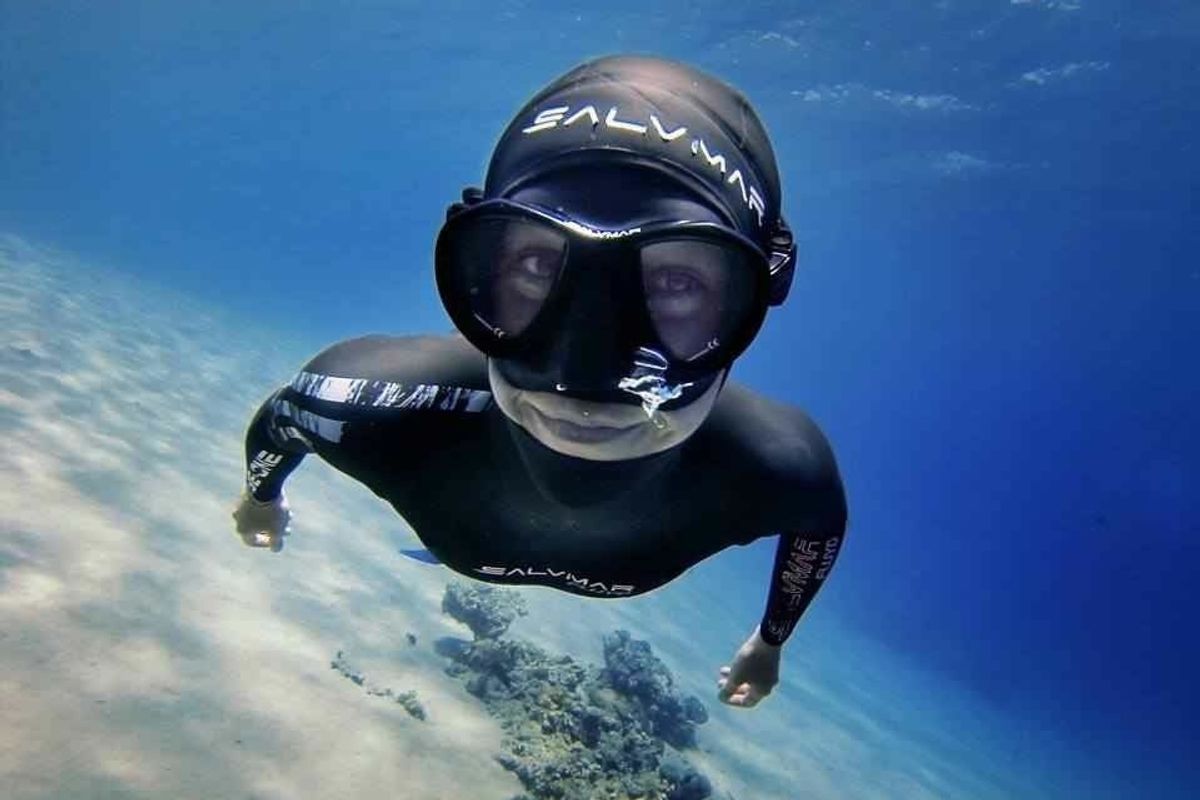 «Sola nell’oceano a meno 105 metri però gli squali mi fanno compagnia»