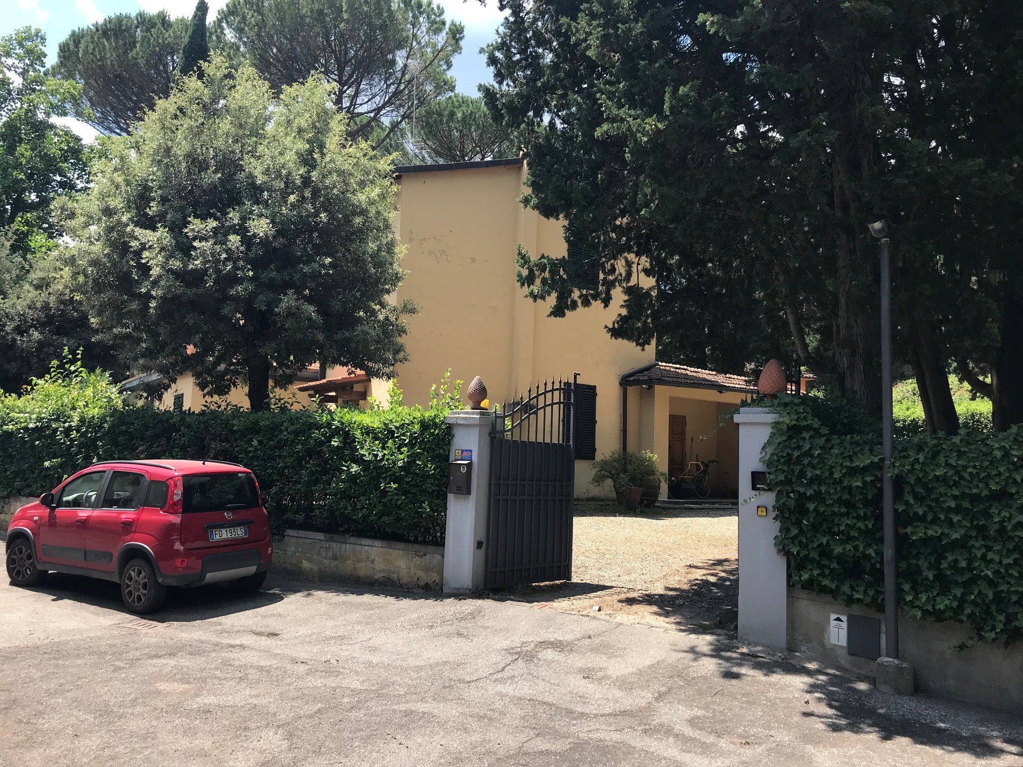 Matteo Renzi piange miseriama si fa la villa da 1,3 milioni