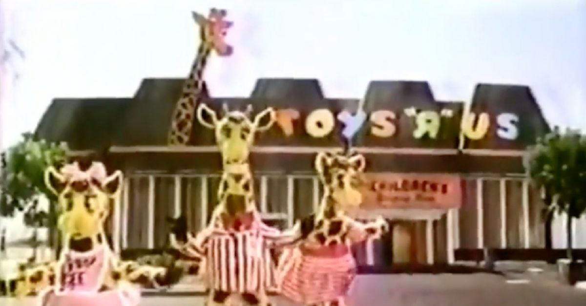 Viral Photo Of Geoffrey The Giraffe Leaving Toys "R" Us For The Last Time Is A Tearjerker