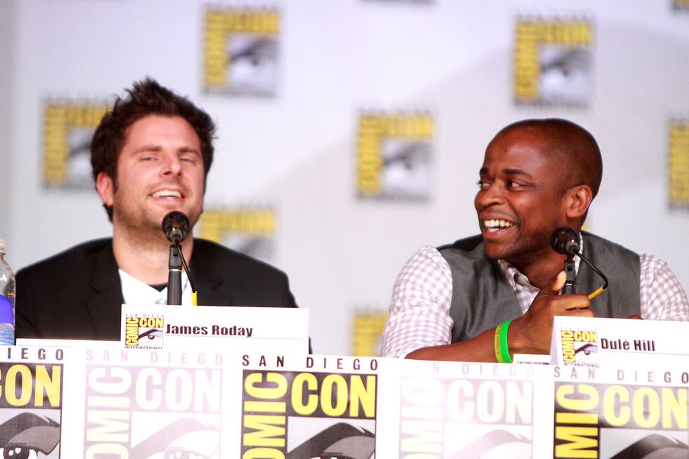 https://commons.wikimedia.org/wiki/File:James_Roday_%26_Dul%C3%A9_Hill.jpg