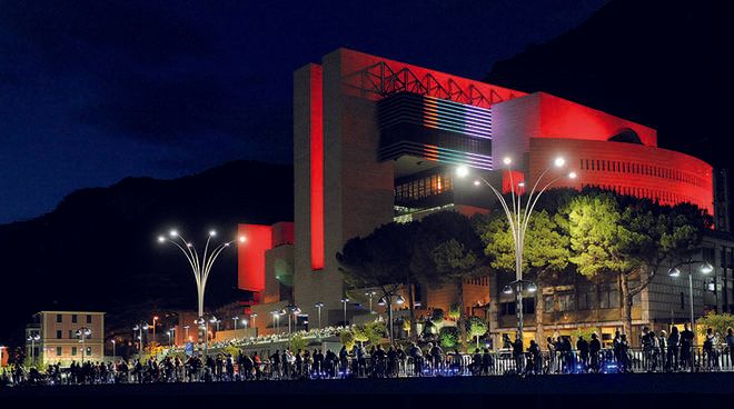 Stipendi al caviale e conti da bluff: così è fallito il casinò di Campione