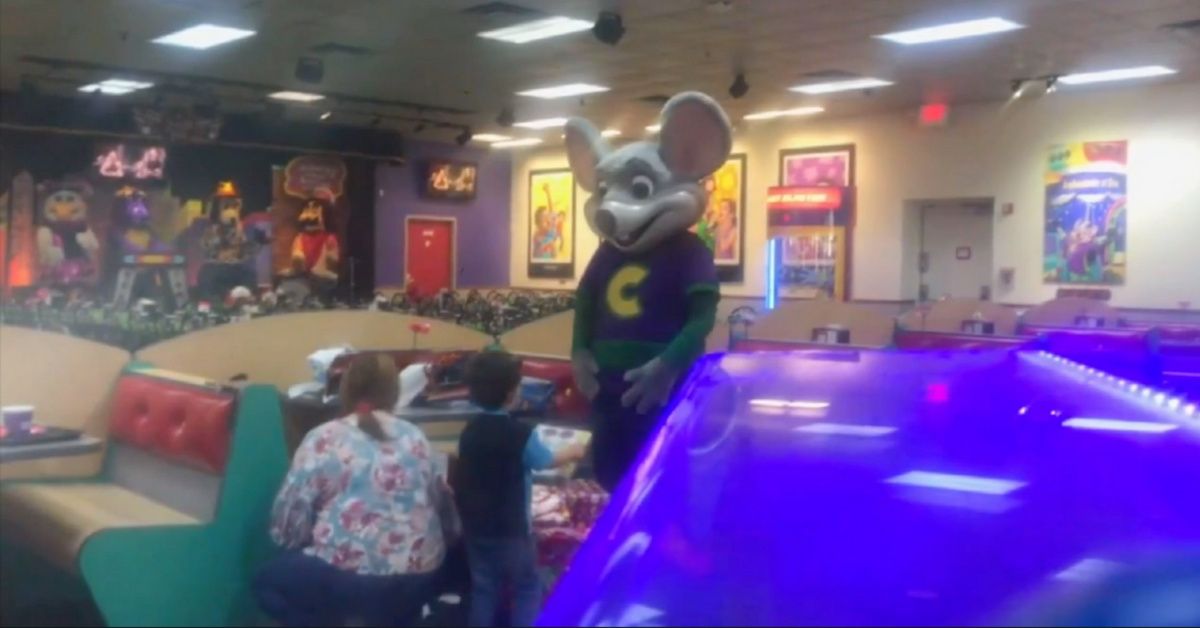 Chuck E. Cheese Employees Come Through For 4-Year-Old After Nobody Showed Up To His Birthday ❤️