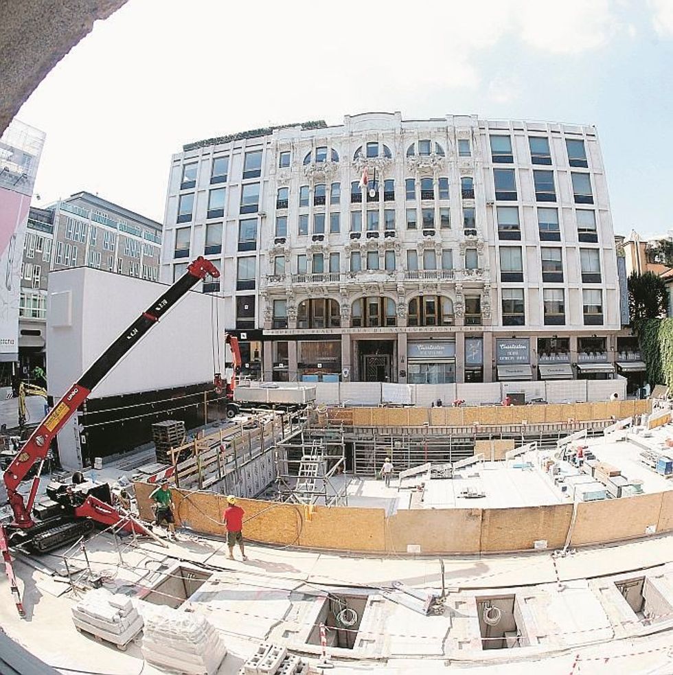Milano brulica di clandestini ma Sala cavalca l’edilizia chic