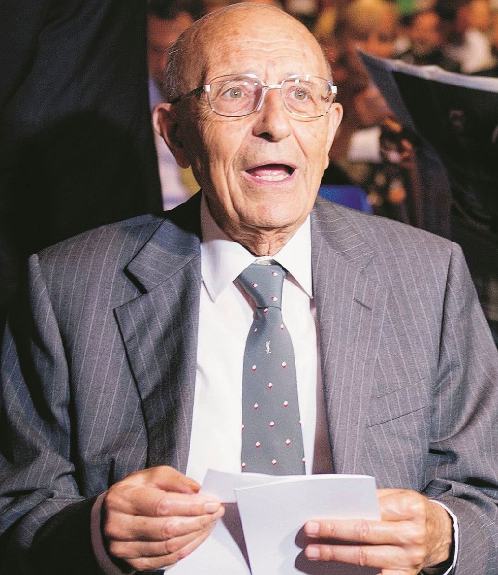 Il professor millepoltrone s’indigna perché il governo fa il governo