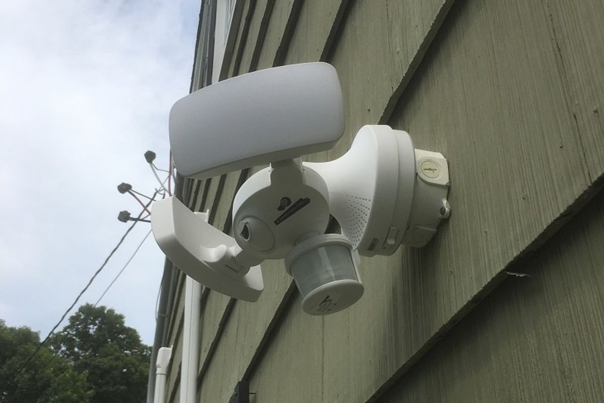 a photo of Kuna Maximus Camera Floodlight with Kuna AI