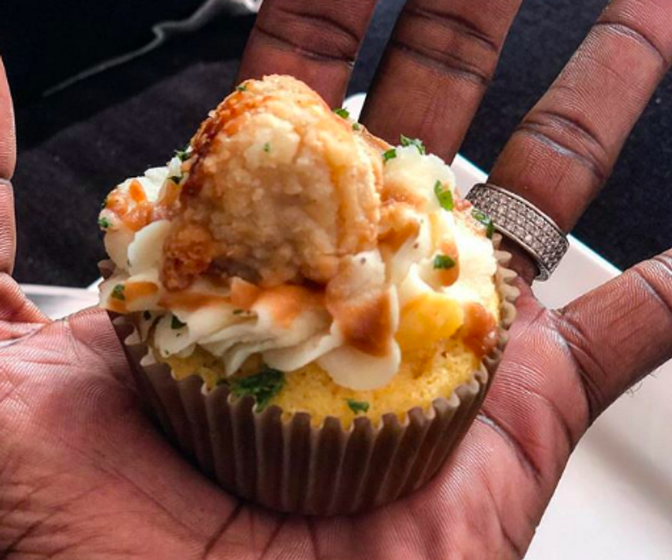 Cornbread cupcakes with mashed potatoes