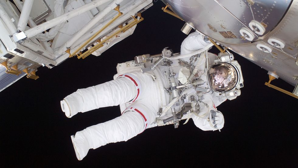 Flight engineer Nicole Stott of the space shuttle Discovery works during a six-and-a-half hour spacewalk performed overnight between Tuesday night and Wednesday morning September 1, 2009. (Image: NASA)