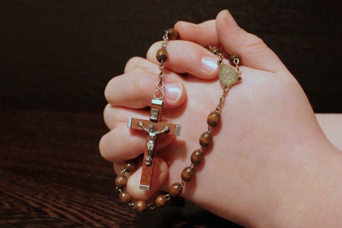 Contro la religione a tinte pastello rispolveriamo santini e rosario