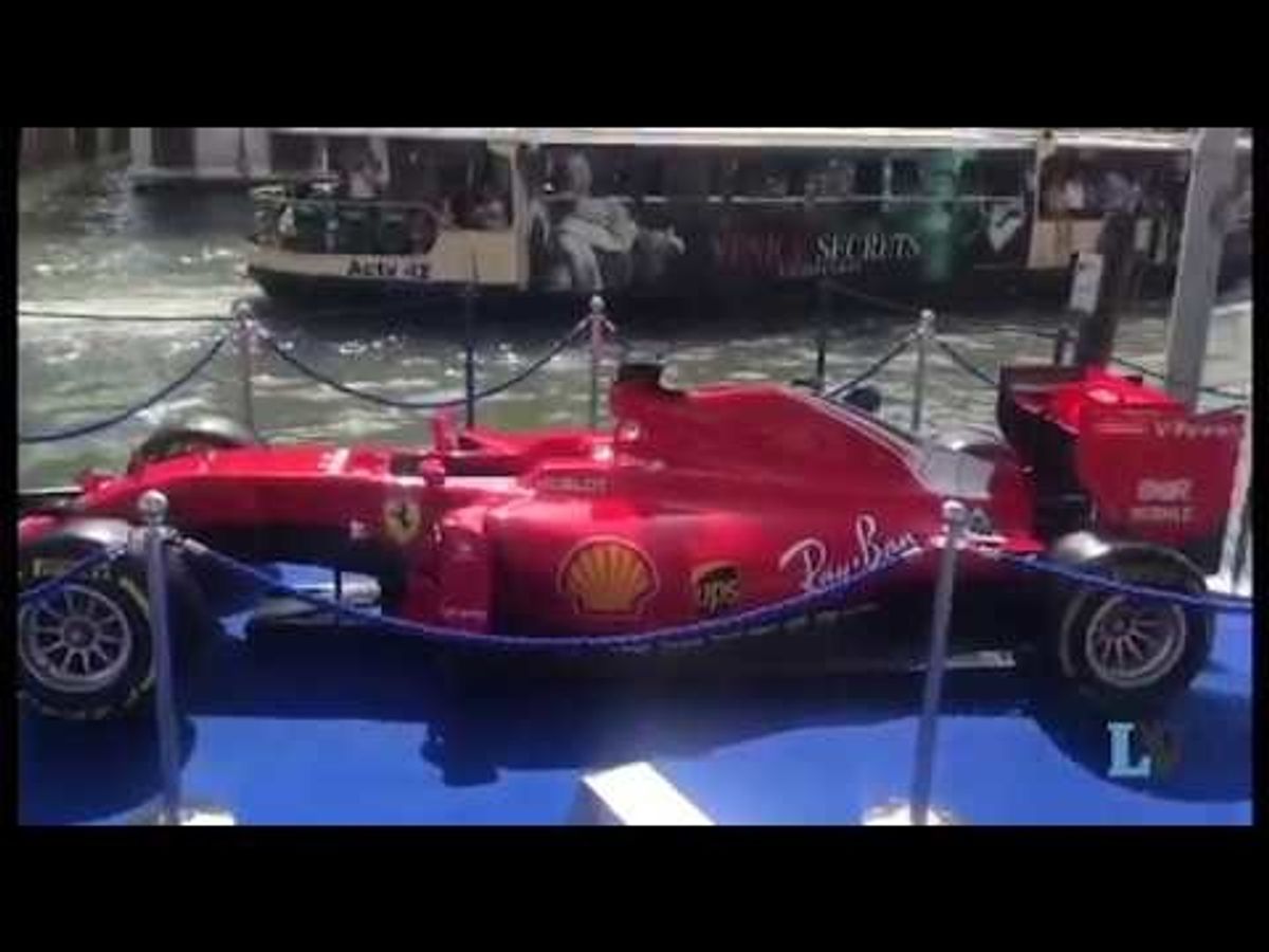 La Ferrari galleggia sulle acque di Venezia