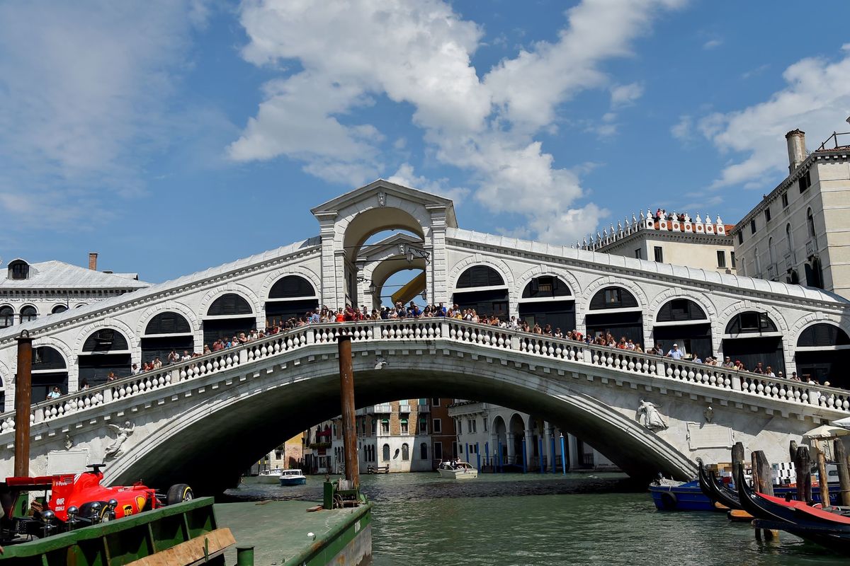 La Ferrari galleggia sulle acque di Venezia