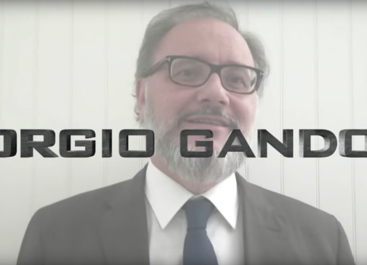 Vive sui social e non si rassegna alla sconfitta: è il giornalista collettivo