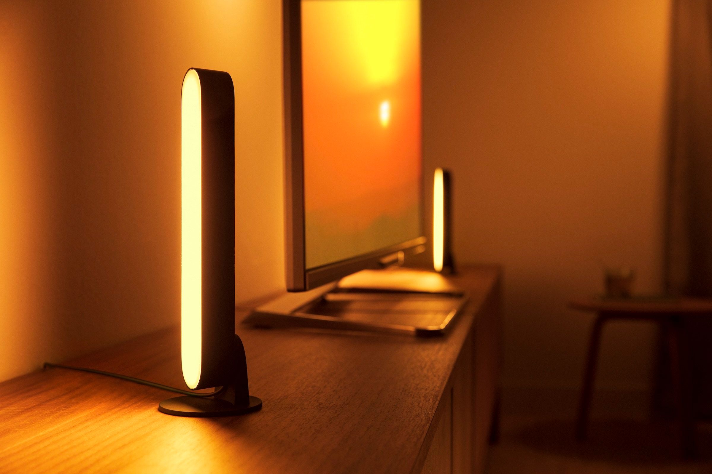 Philips デスクライト hue play Philips Hue smart light range now includes living room lamps