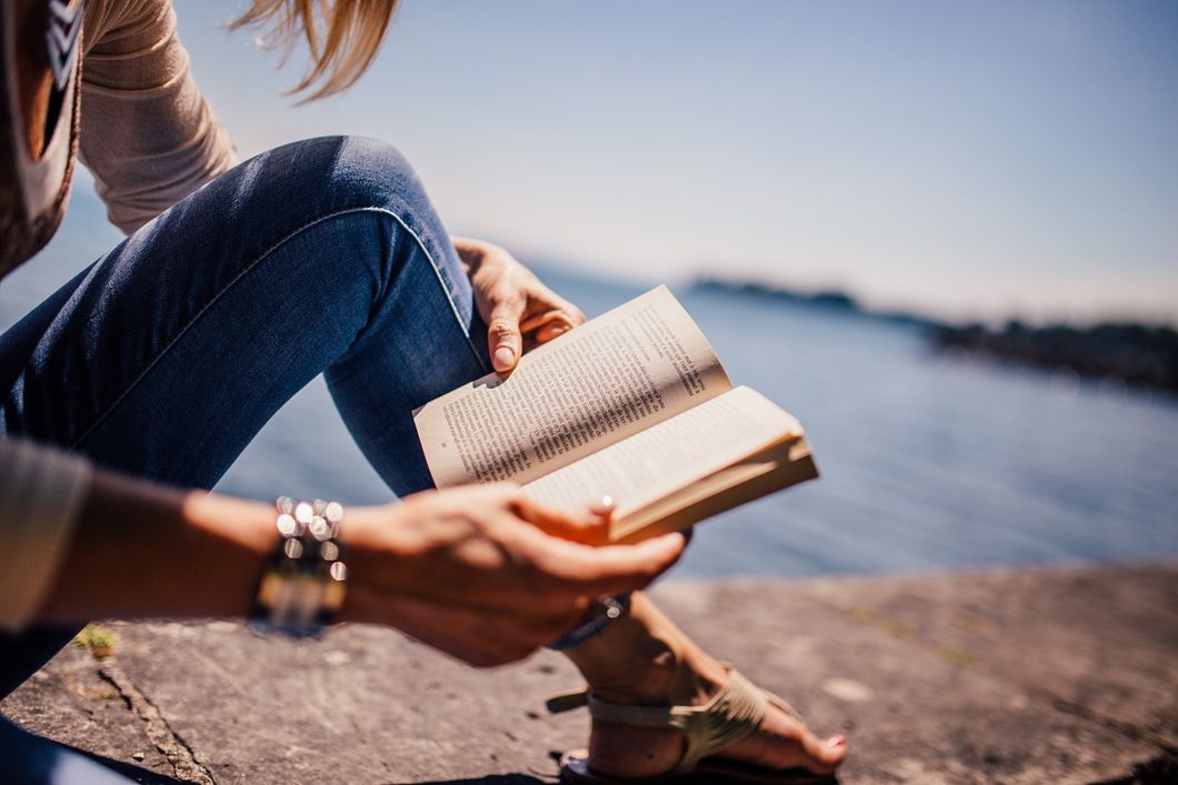 https://pixabay.com/en/reading-book-girl-woman-people-925589/