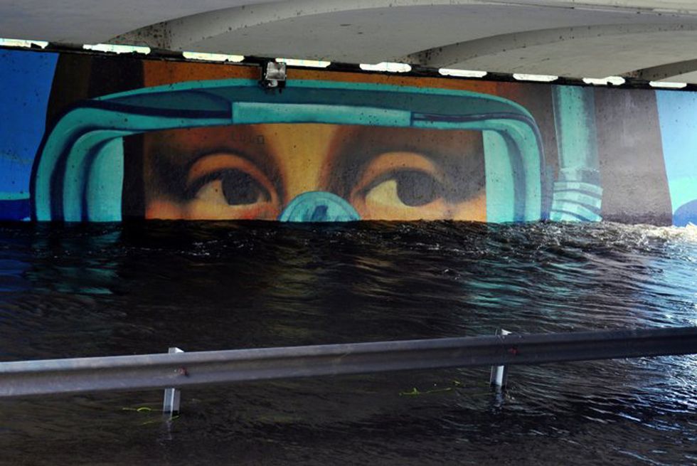 Graffiti mural of Mona Lisa underwater.