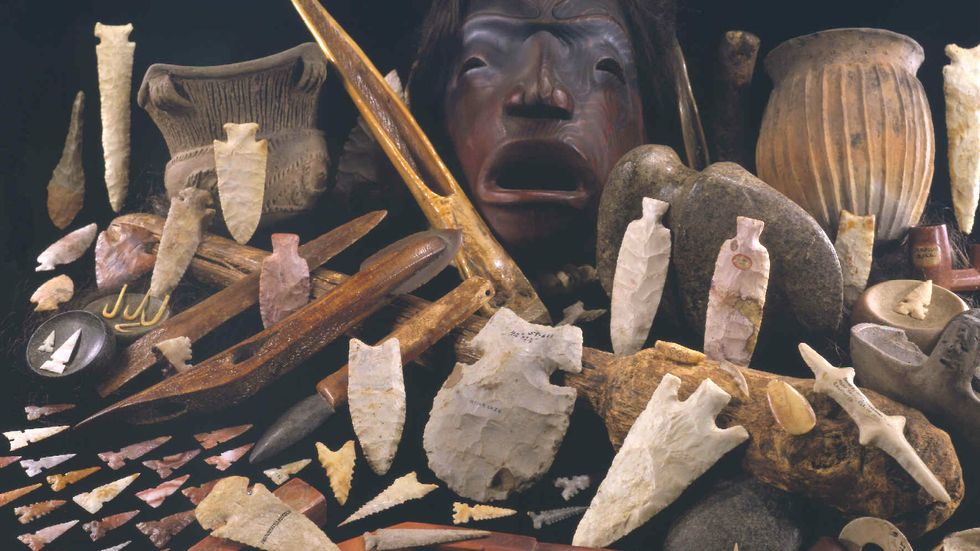 What Explains the Bursts of Innovation in the Archaeological Record?