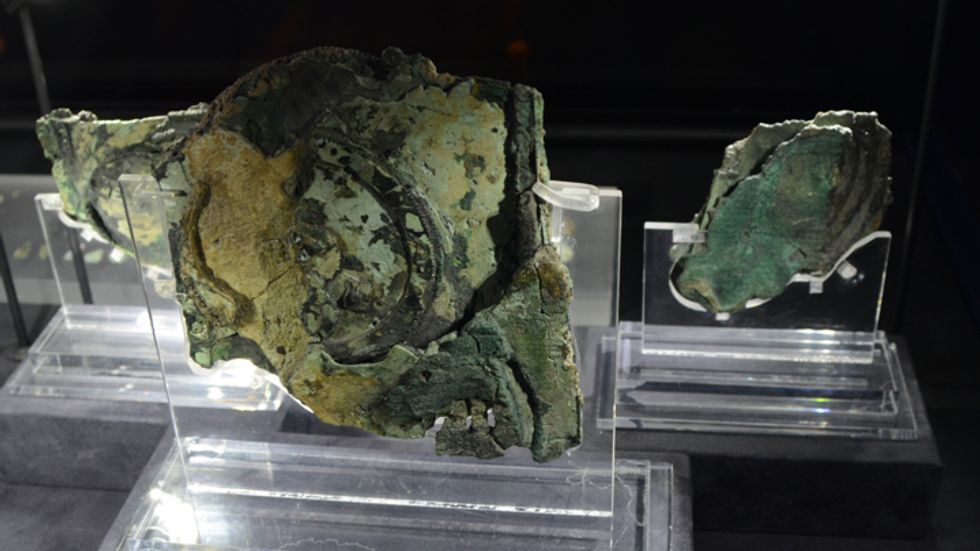 Exploded view of Antikythera mechanism (Peulle)