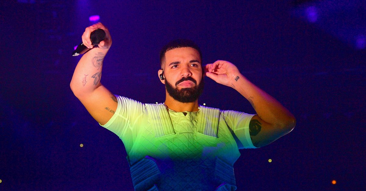Drake Calls Donald Trump A 'F*$&ing Idiot' During Concert And The Crowd Goes Wild