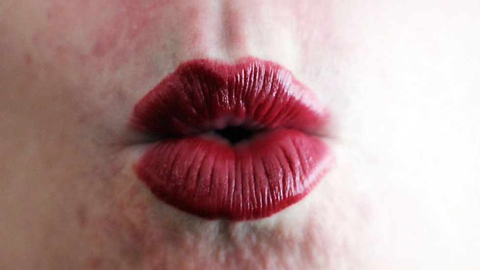 Sealed With a Kiss: Signals improve matching in online dating markets