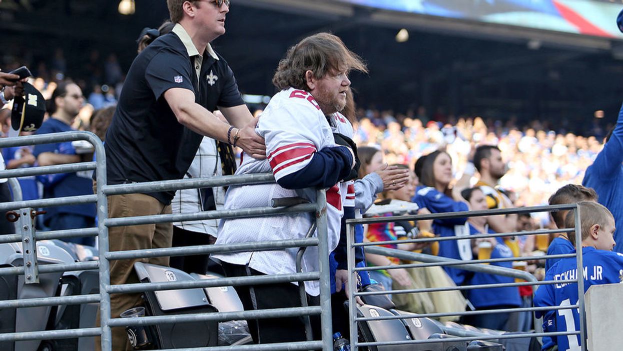 Saints fan helps Giants fan stand for anthem at MetLife Stadium, proving Southern hospitality can travel North
