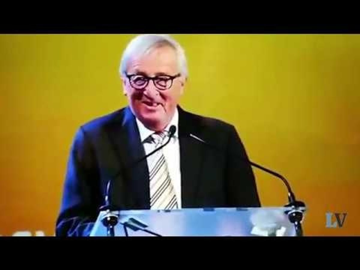 Juncker fa il clown per sfottere la May. Ma è solo un insulto all'Europa
