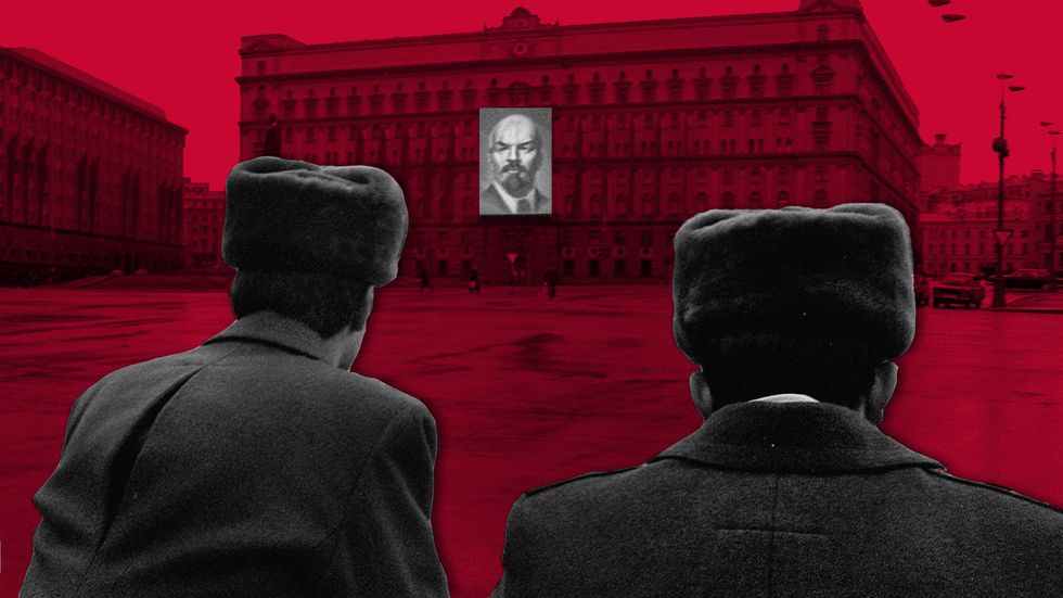 Soviet policemen standing guard in front of the KGB building in Moscow, with a portrait of Vladimir Lenin on it. (Photo: ALEXANDER NEMENOV/AFP/Getty Images)