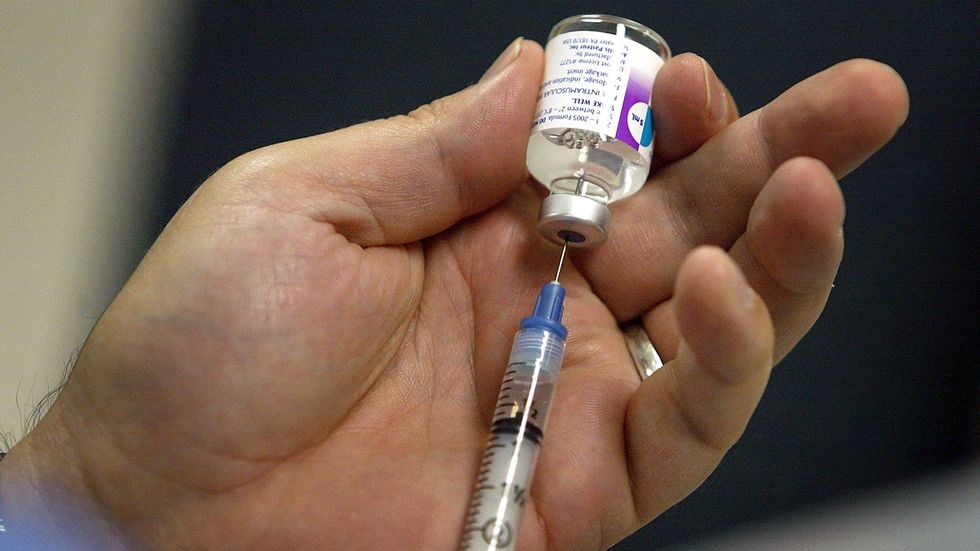 Russian trolls are weaponizing the vaccine "debate" to divide Americans