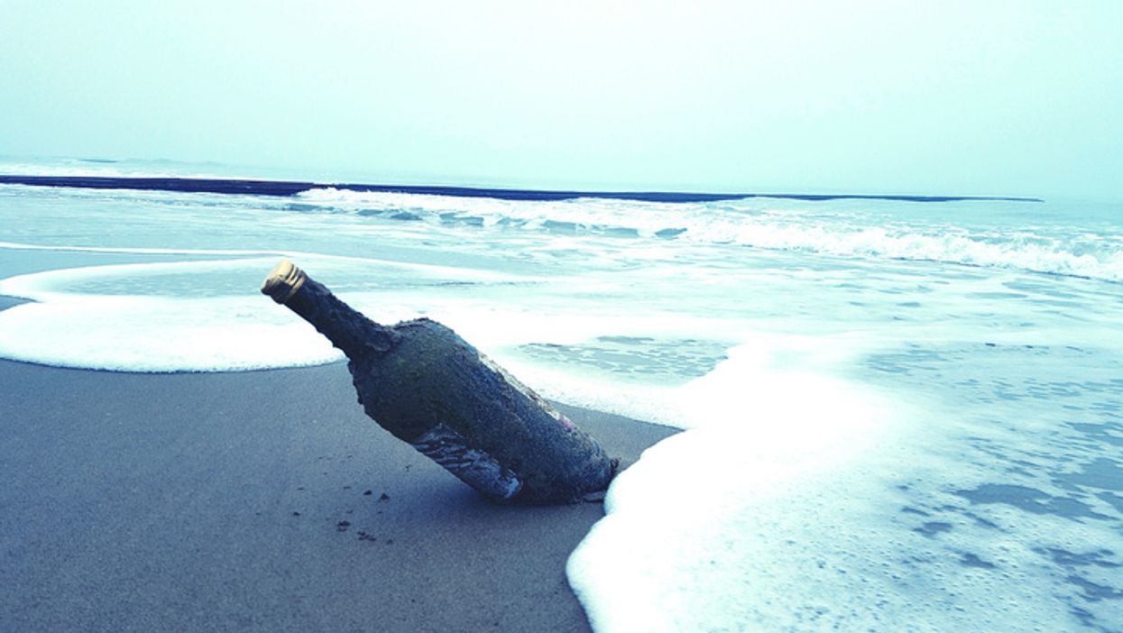 Woman Finds World's Oldest Message In A Bottle While Strolling Along Australian Beach 😮