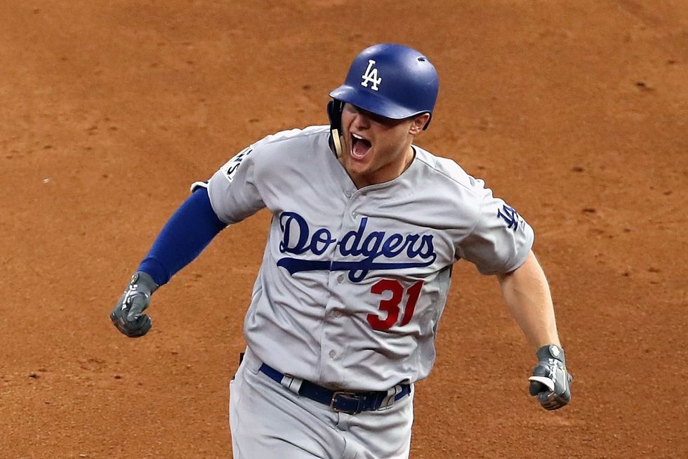 Bullpen falters as Dodgers tie series 2-2