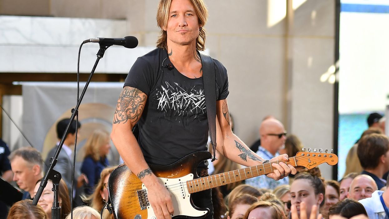 Keith Urban pays tribute to fallen local firefighter at Virginia concert