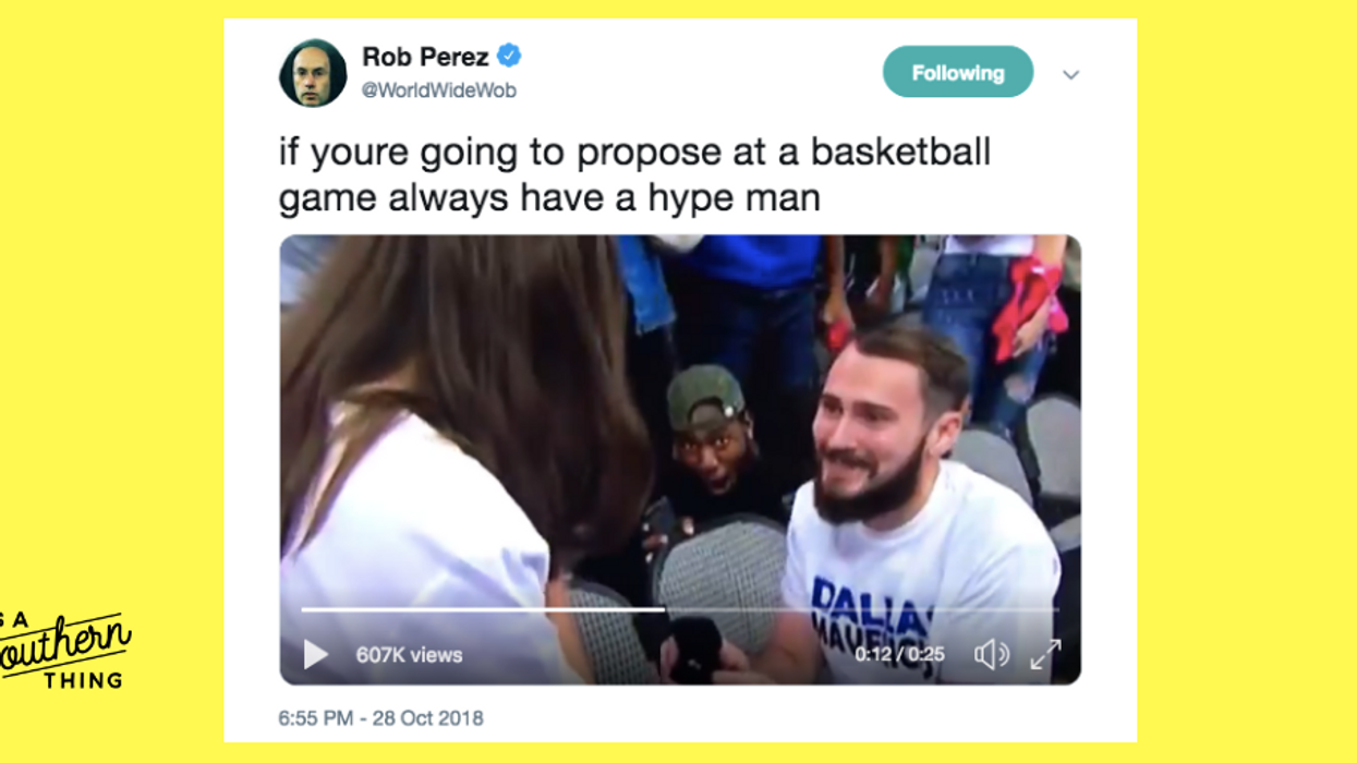 Man hilariously photobombs Dallas Mavericks game proposal