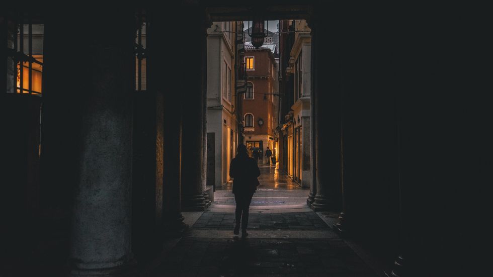 10 Thoughts You Have While Walking Home Alone At Night As A Queer Woman